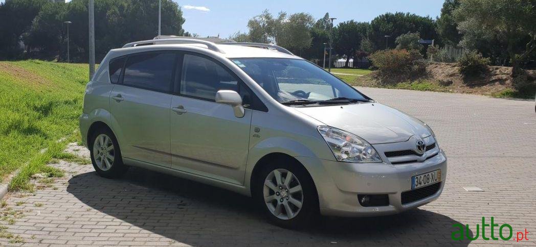 2004' Toyota Corolla Verso photo #2