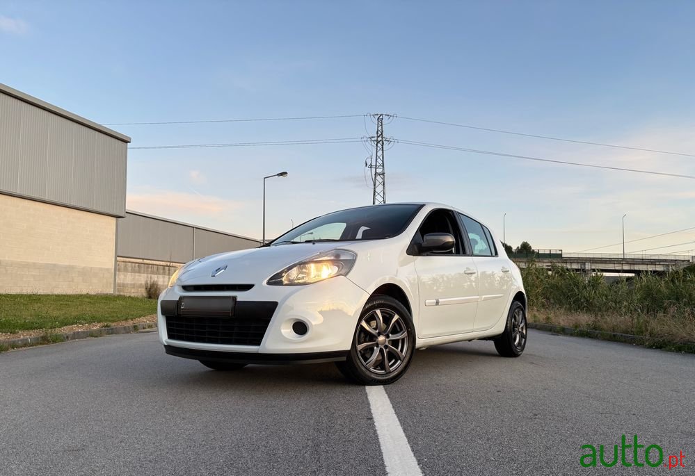 2012' Renault Clio photo #1