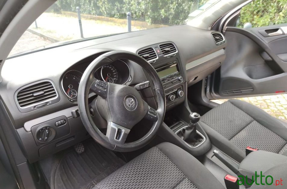 2009' Volkswagen Golf photo #3