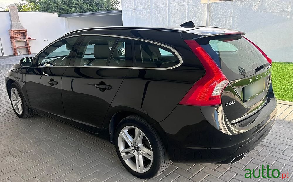 2018' Volvo V60 2.4 D6 Momentum Awd Phev photo #4