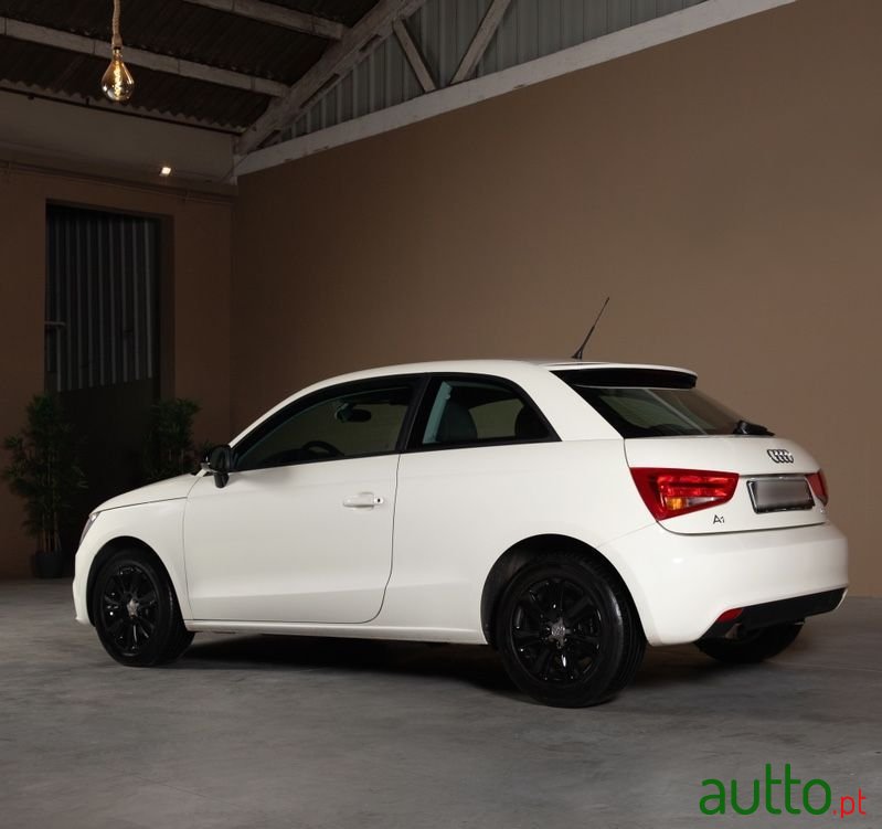 2011' Audi A1 1.2 Tfsi Attraction photo #2