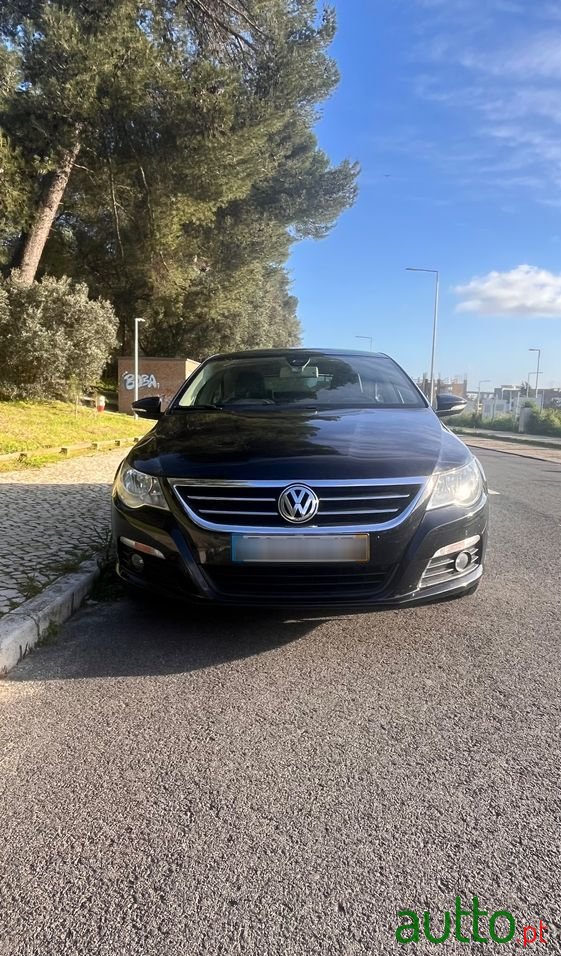 2008' Volkswagen Passat 2.0 Tdi photo #2