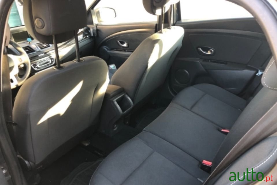 2011' Renault Megane Sport Tourer photo #4