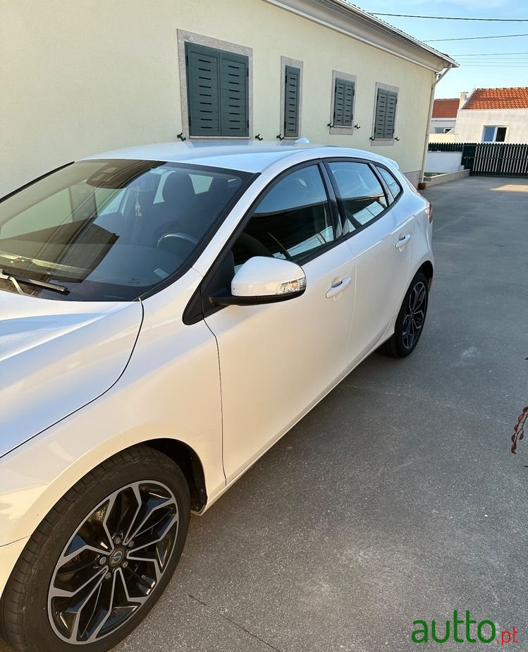 2013' Volvo V40 photo #2