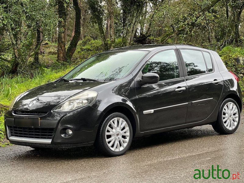 2011' Renault Clio photo #1