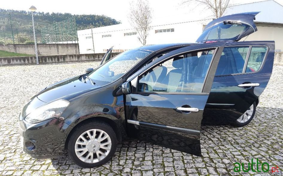 2010' Renault Clio photo #3