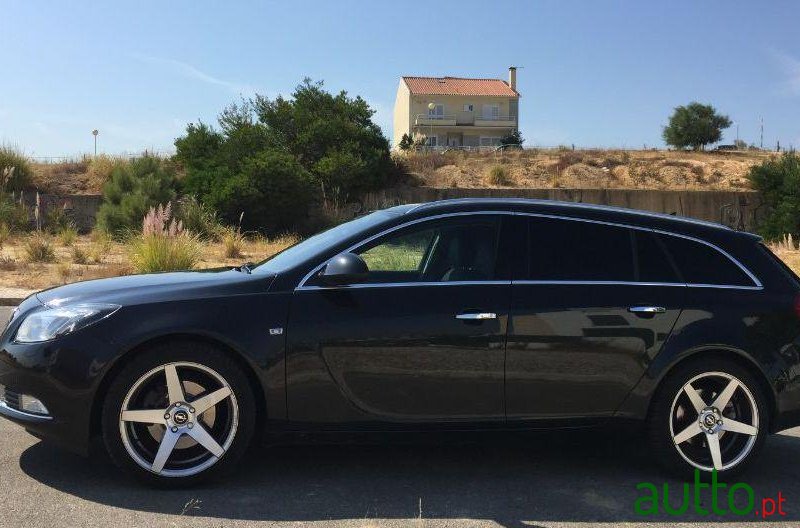 2011' Opel Insignia Sports Tourer photo #2