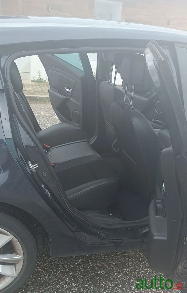 2010' Renault Megane photo #6