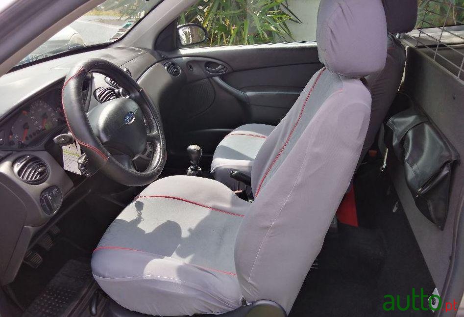 2004' Ford Focus Sport Van photo #3