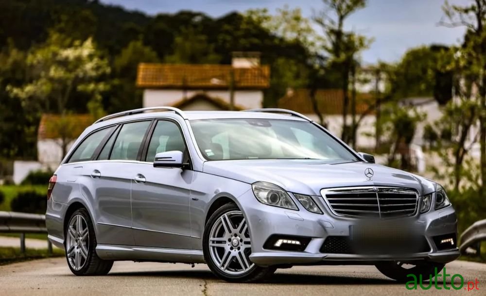 2010' Mercedes-Benz Classe E photo #2