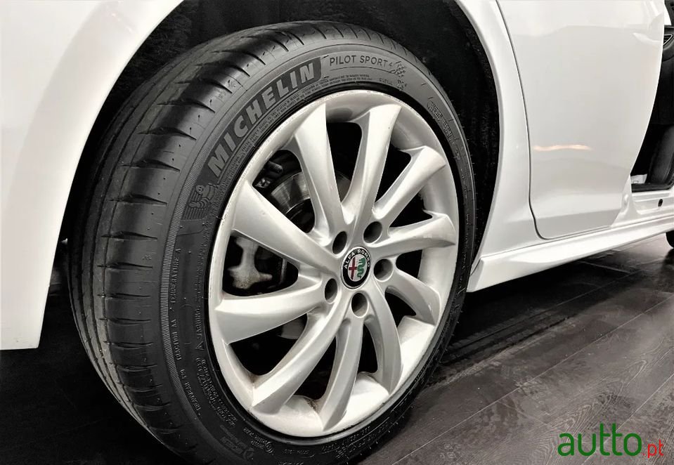 2016' Alfa Romeo Giulietta photo #5