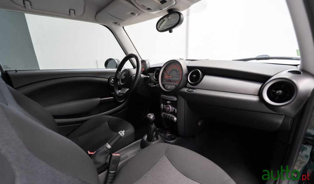 2007' MINI Cooper 3 Portas photo #6
