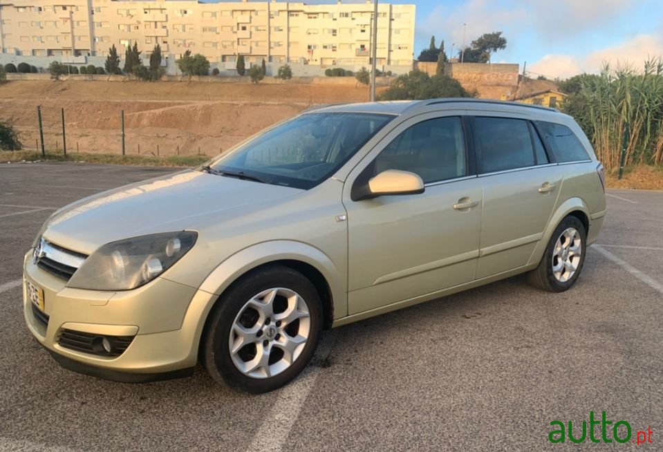 2004' Opel Astra Caravan photo #1