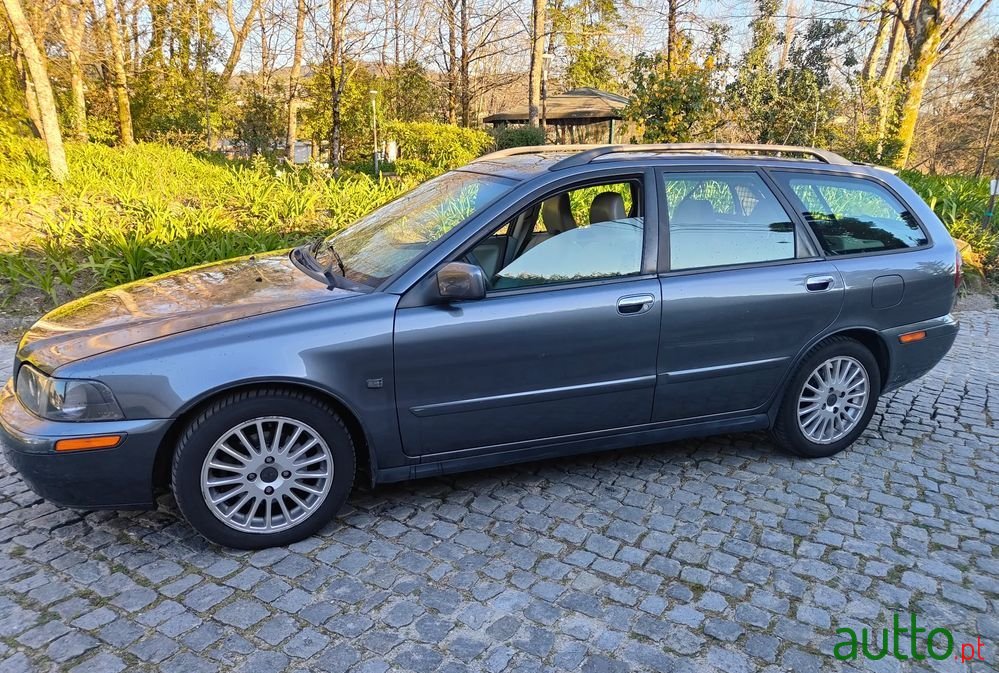 2002' Volvo V40 1.9 D Cr Sport photo #2
