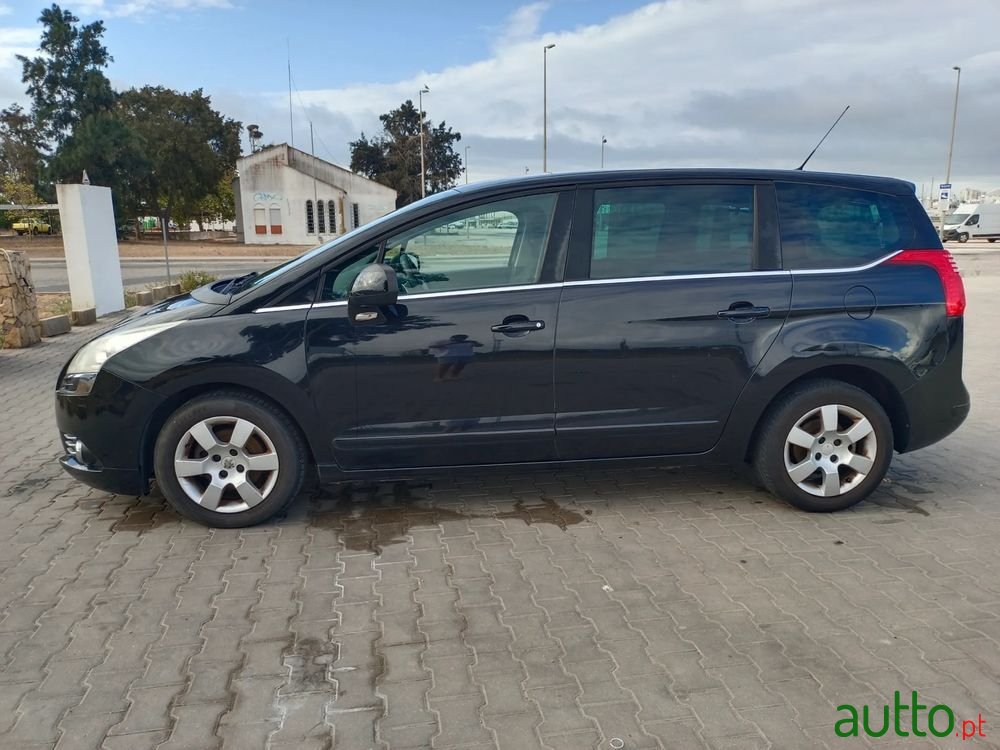 2012' Peugeot 5008 photo #5