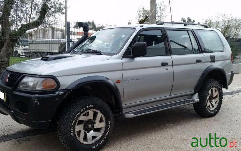 2000' Mitsubishi Pajero Sportwagon photo #2