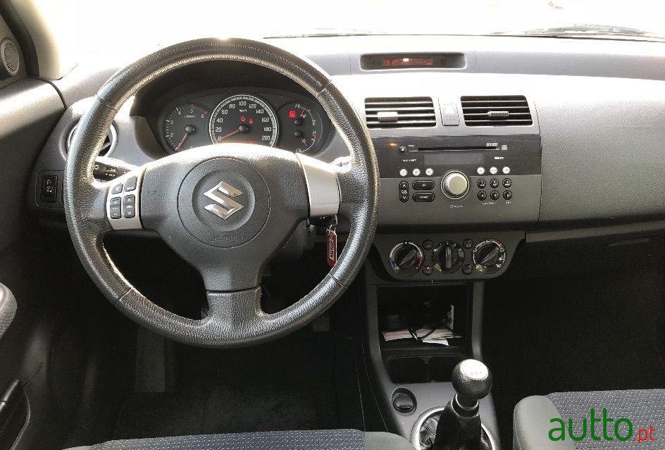 2010' Suzuki Swift photo #2