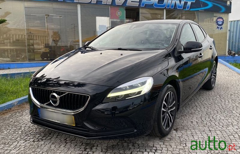 2019' Volvo V40 photo #2