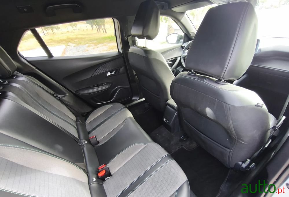 2023' Peugeot 2008 photo #5