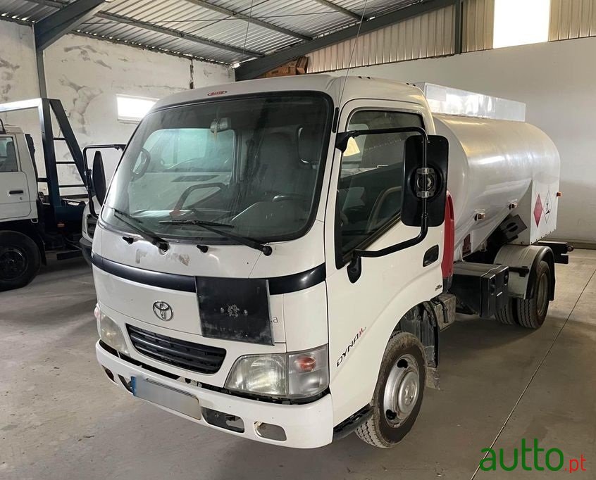 2004' Toyota Dyna photo #1