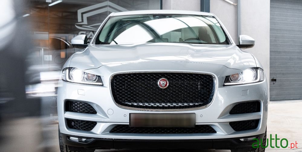 2018' Jaguar F-Pace 2.0 I4D Pure Awd photo #4