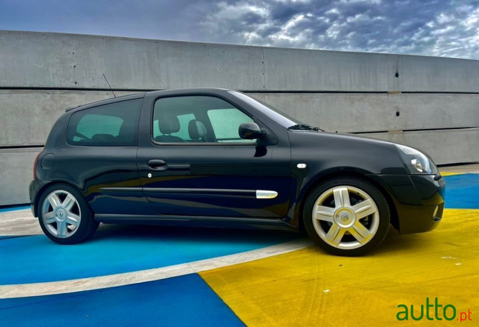 2001' Renault Clio Sport photo #3