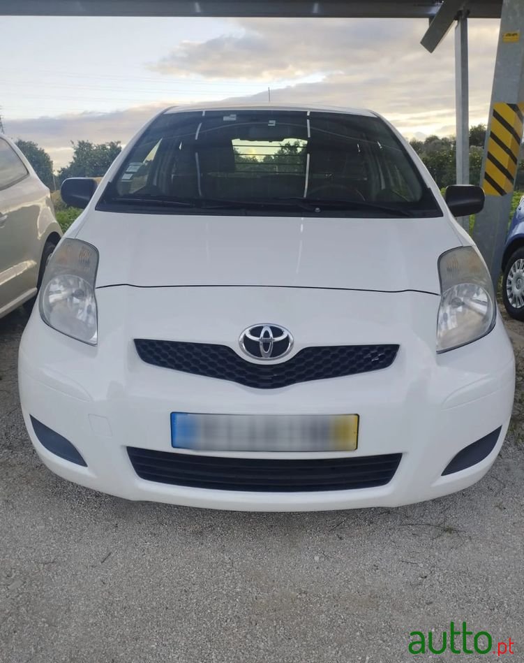 2011' Toyota Yaris 1.4 D-4D Ac photo #2