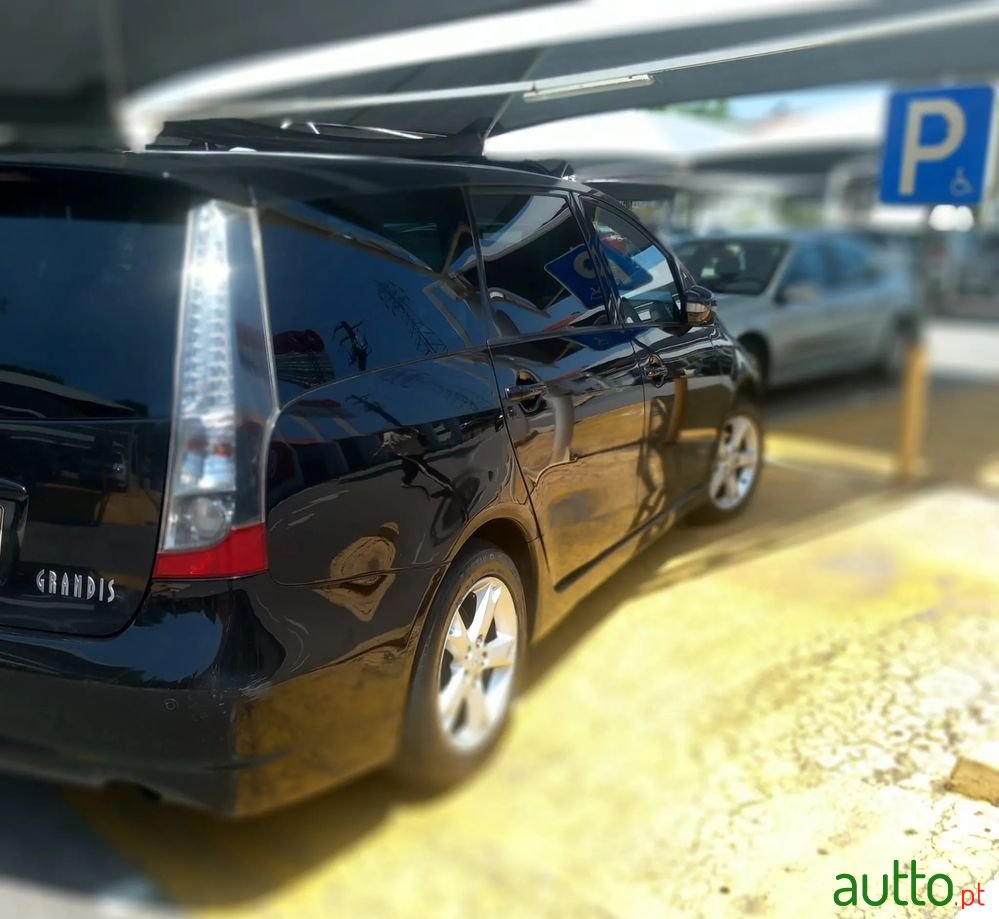 2008' Mitsubishi Grandis photo #4