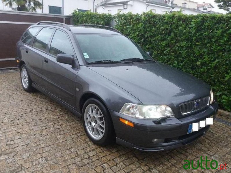 2002' Volvo V40 1.9 D Cr photo #1