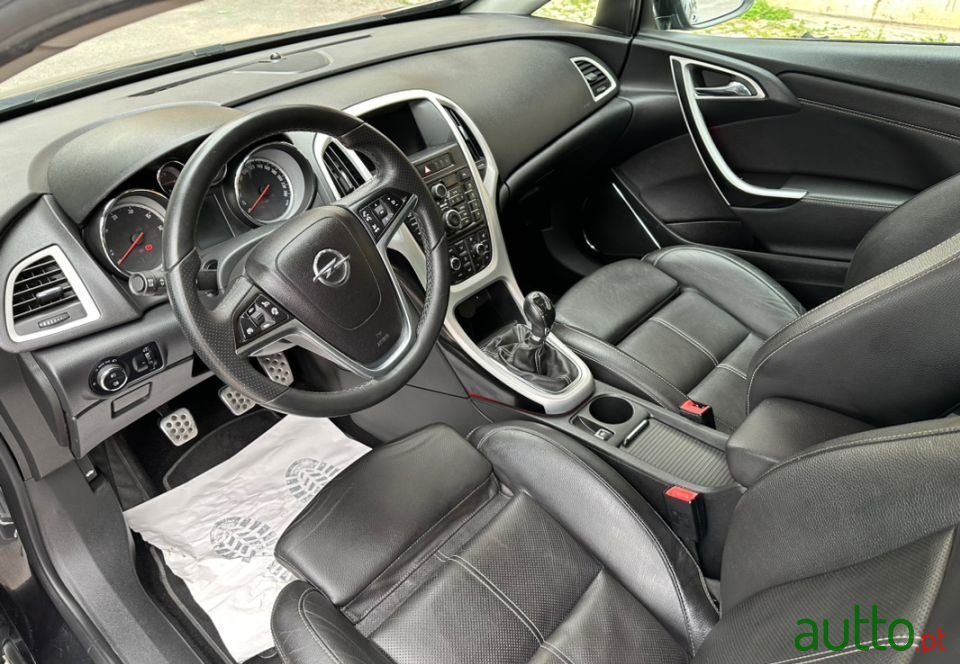 2012' Opel Astra Gtc photo #5