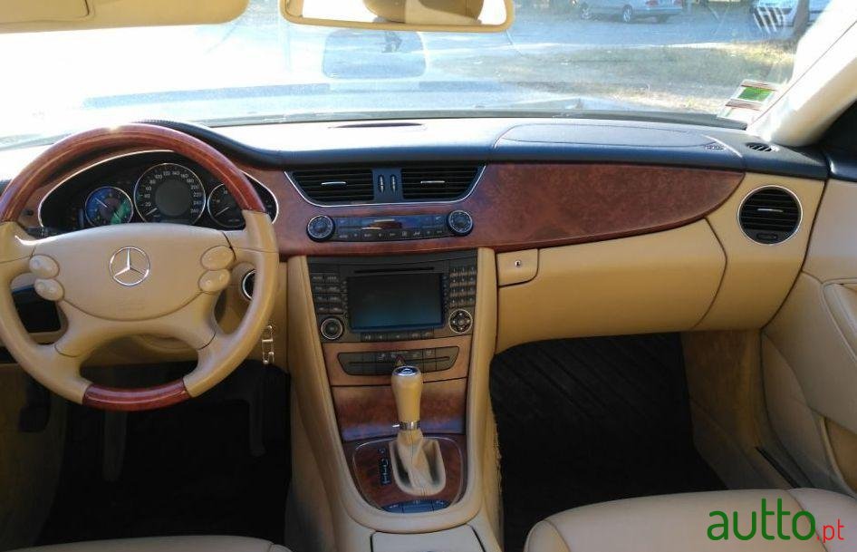 2008' Mercedes-Benz Cls-320 photo #2
