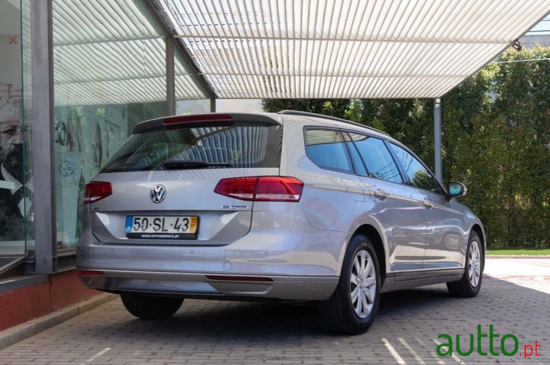 2017' Volkswagen Passat Variant photo #2