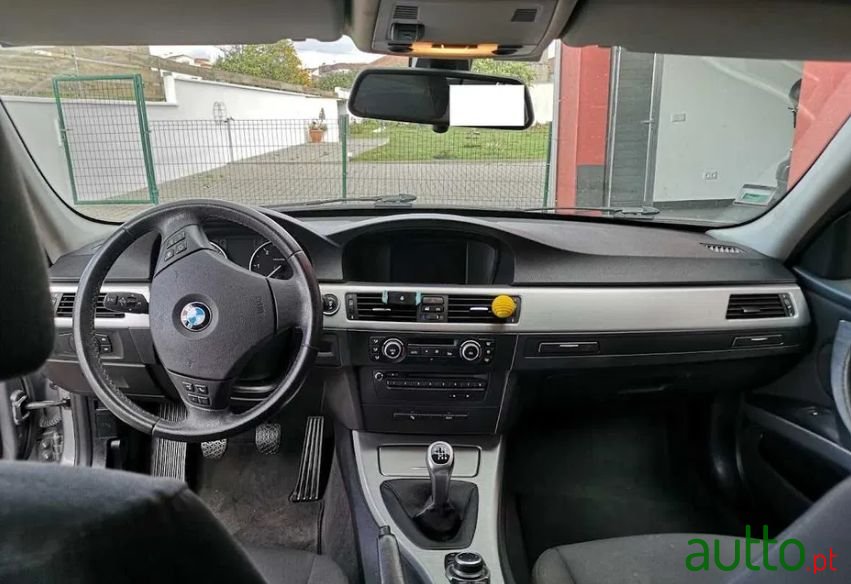 2010' BMW 318 photo #3