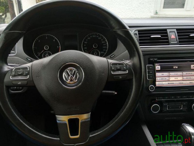 2011' Volkswagen Jetta photo #3