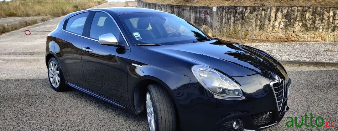 2011' Alfa Romeo Giulietta photo #4