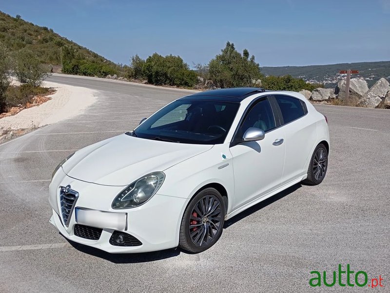 2011' Alfa Romeo Giulietta photo #2