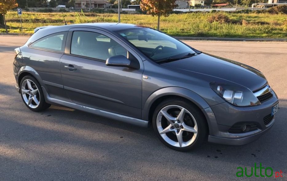 2005' Opel Astra Gtc photo #2