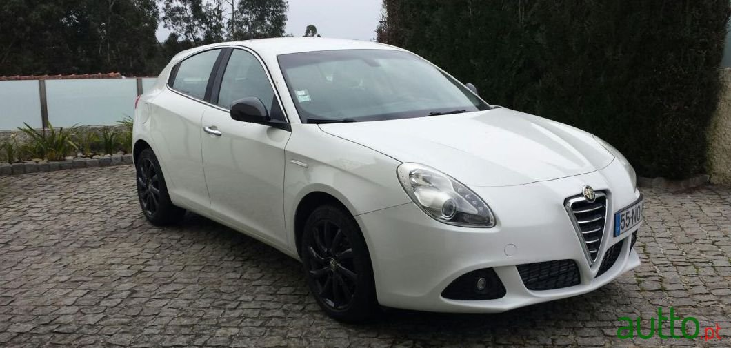 2013' Alfa Romeo Giulietta photo #3