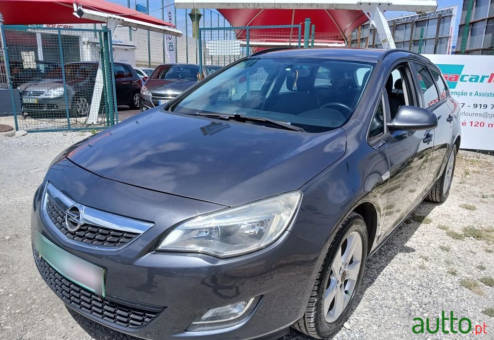 2011' Opel Astra Sports Tourer photo #1