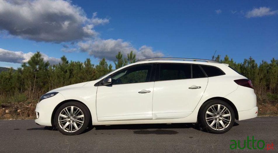 2011' Renault Megane Sport Tourer photo #2