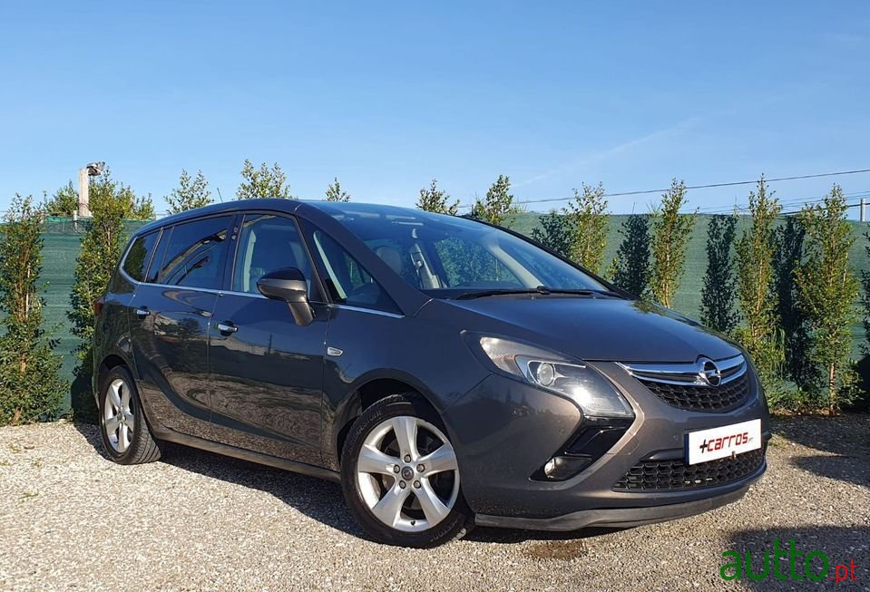 2012' Opel Zafira photo #1