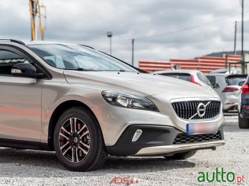 2017' Volvo V40 Cross Country 2.0 D2 photo #2