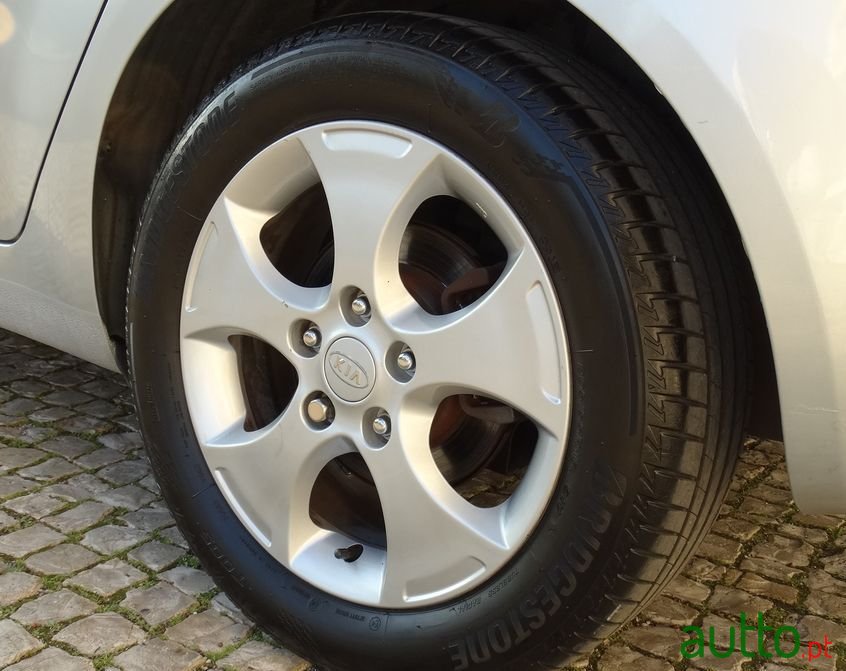 2010' Kia Venga photo #5