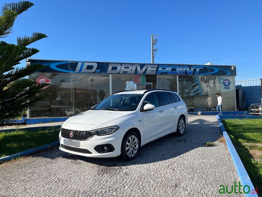 2020' Fiat Tipo Station Wagon photo #1
