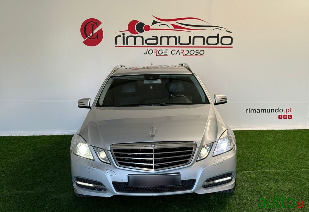 2011' Mercedes-Benz Classe E photo #2