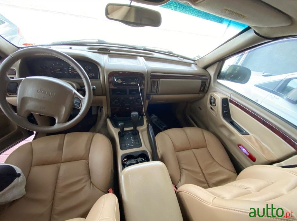 2017' Jeep Grand Cherokee photo #4