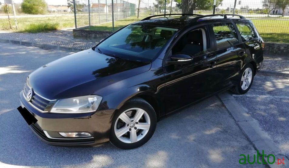 2011' Volkswagen Passat Variant photo #2