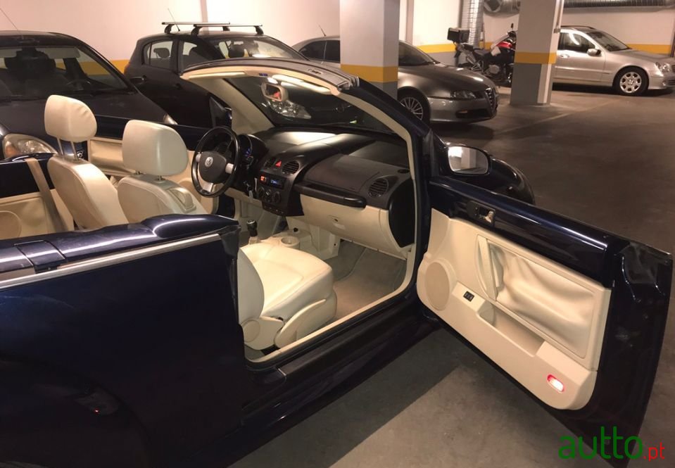 2004' Volkswagen New Beetle photo #6