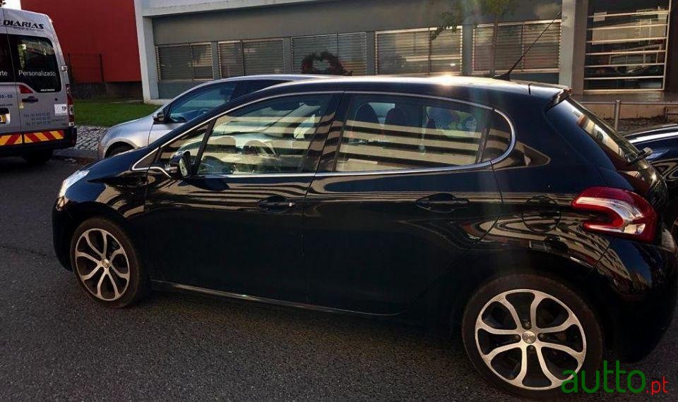 2013' Peugeot 208 Allure photo #3