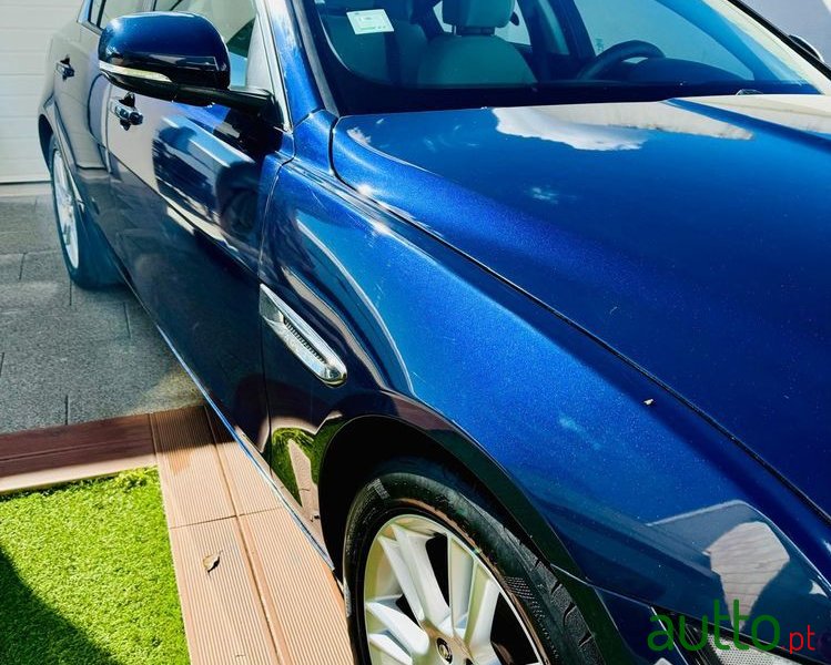 2019' Jaguar XE photo #5